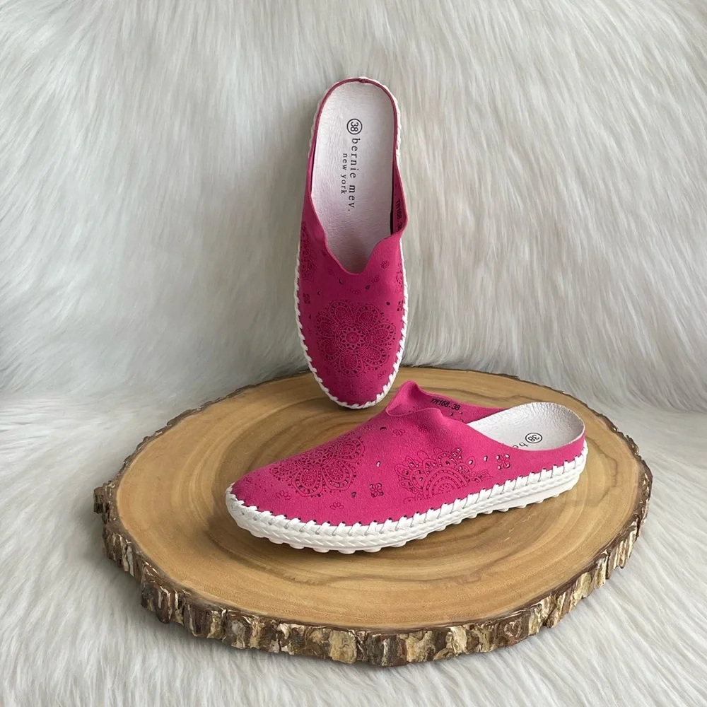 LIKE NEW bernie mev. perforated leather slide sneakers
